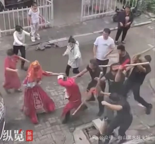 新郎接親時被人持棍追打！