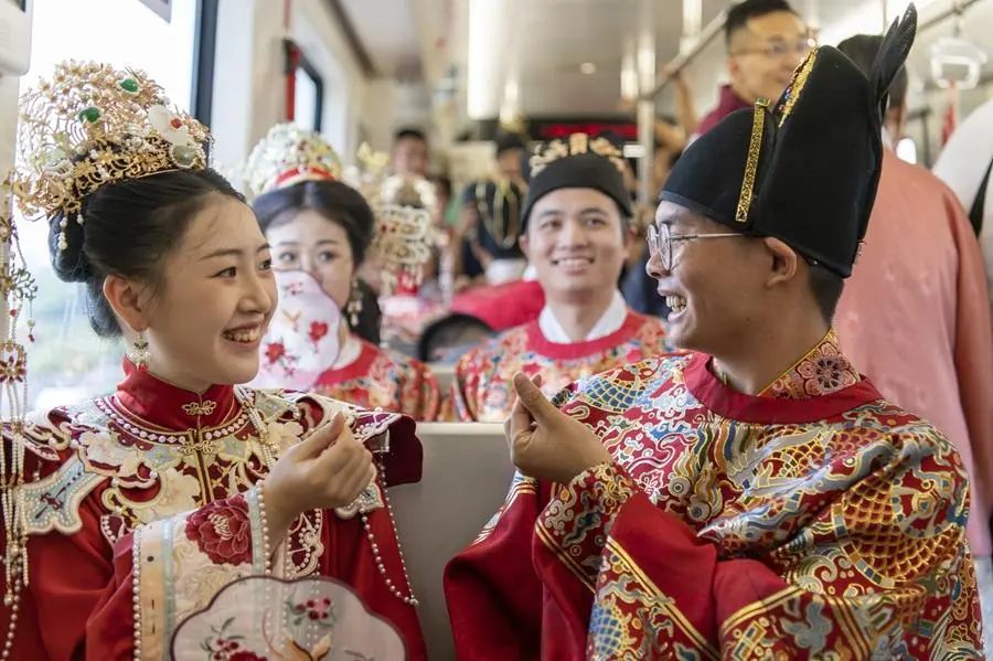 新華網：年輕人“爆改”婚禮！